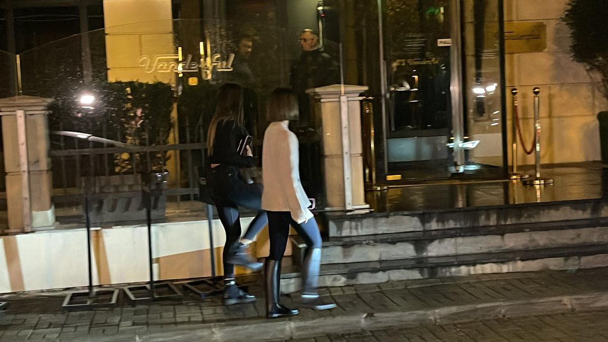 Jucătorii României au petrecut după calificarea la EURO » Iubitele și soțiile lor au atras toate privirile + Florin Tănase, dedicații cu Adi de la Vâlcea