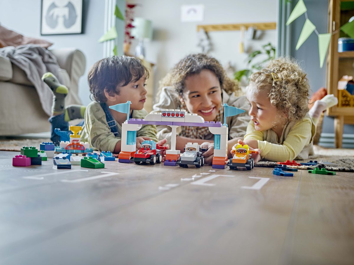 Trei dintre oamenii cheie ai parteneriatului dintre LEGO și Formula 1 explică noua colaborare: „Nu creăm doar următoarea generație de fani, ci și de oameni care vor să lucreze în acest sport”