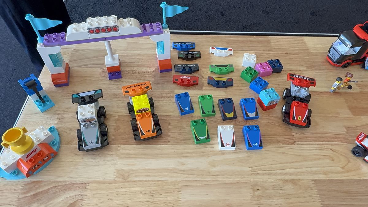 Trei dintre oamenii cheie ai parteneriatului dintre LEGO și Formula 1 explică noua colaborare: „Nu creăm doar următoarea generație de fani, ci și de oameni care vor să lucreze în acest sport”