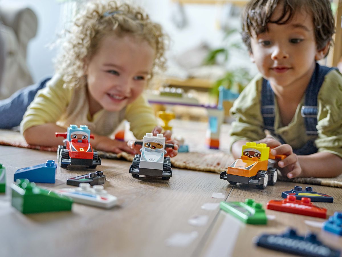 Trei dintre oamenii cheie ai parteneriatului dintre LEGO și Formula 1 explică noua colaborare: „Nu creăm doar următoarea generație de fani, ci și de oameni care vor să lucreze în acest sport”