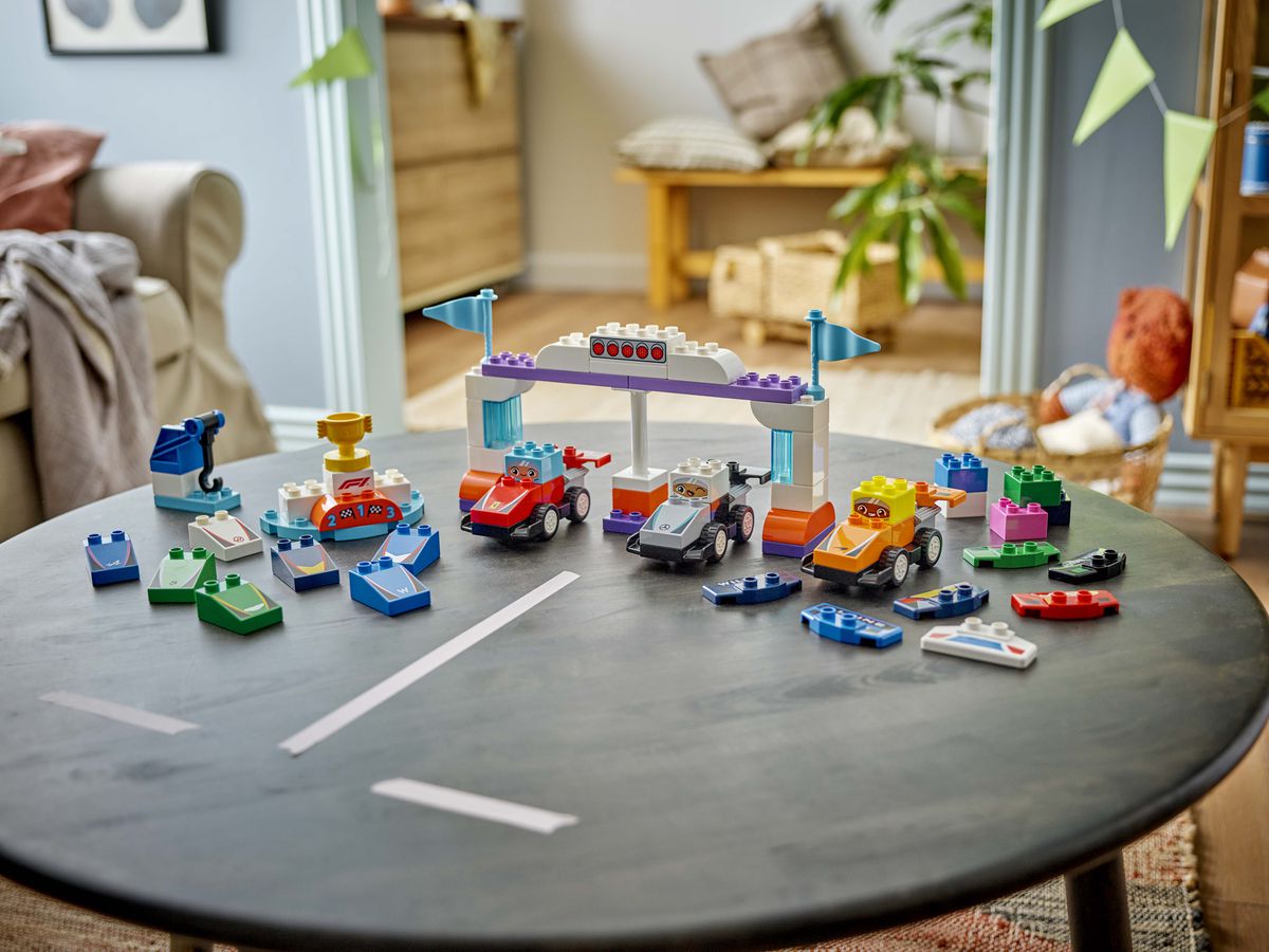 Trei dintre oamenii cheie ai parteneriatului dintre LEGO și Formula 1 explică noua colaborare: „Nu creăm doar următoarea generație de fani, ci și de oameni care vor să lucreze în acest sport”