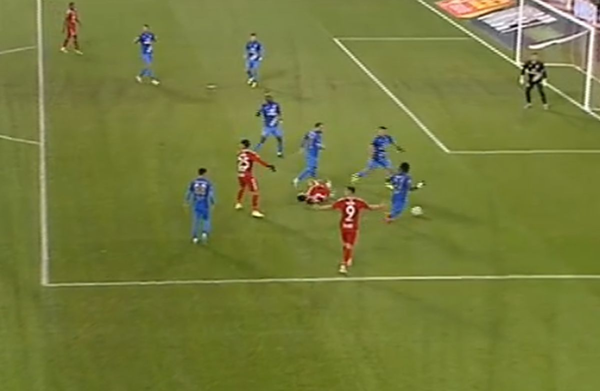 Deschidere de scor în Superliga dintr-un penalty controversat: „Hai, mă, n-ai cum! E grotesc, pe cuvântul meu!”