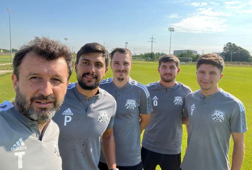 Octavian Marin (primul de la stânga la dreapta), fondatorul academiei FC Player.
Foto: Facebook @ FC Player