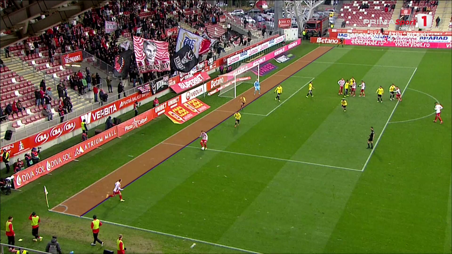 Poziția lui Alin Roman, înainte să centreze la golul lui Marius Coman // foto: Captură Prima Sport UTA Arad cedează clar cu U Cluj, într-un duel critic pentru play-off » Cum arată clasamentul