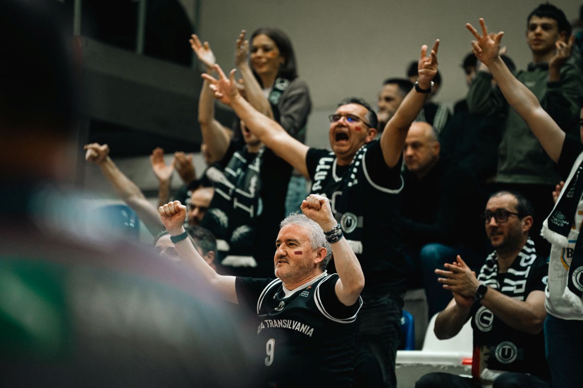 În victoria cu FMP Belgrad, jucătorii lui U-BT Cluj-Napoca au purtat dungi de ruj sub ochi » Care este explicația