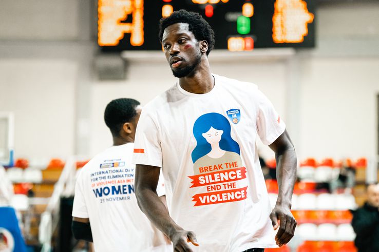 Jucătorii lui U-BT Cluj-Napoca, cu o dungă de ruj sub ochi, în duelul cu FMP Belgrad/Foto: Dragana Stjepanovic (aba-liga.com)