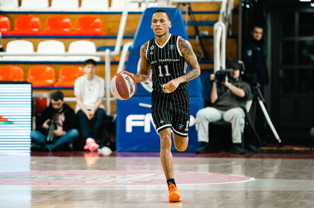 În victoria cu FMP Belgrad, jucătorii lui U-BT Cluj-Napoca au purtat dungi de ruj sub ochi » Care este explicația