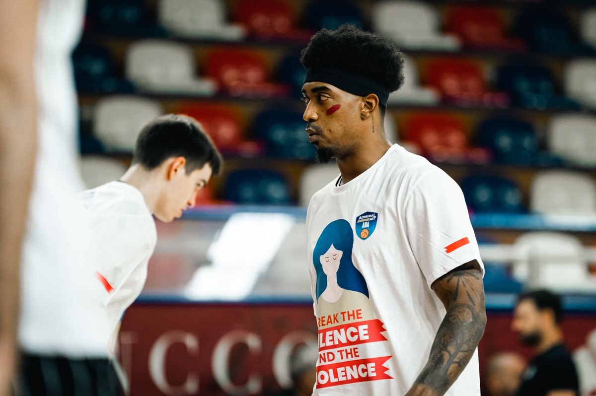 În victoria cu FMP Belgrad, jucătorii lui U-BT Cluj-Napoca au purtat dungi de ruj sub ochi » Care este explicația