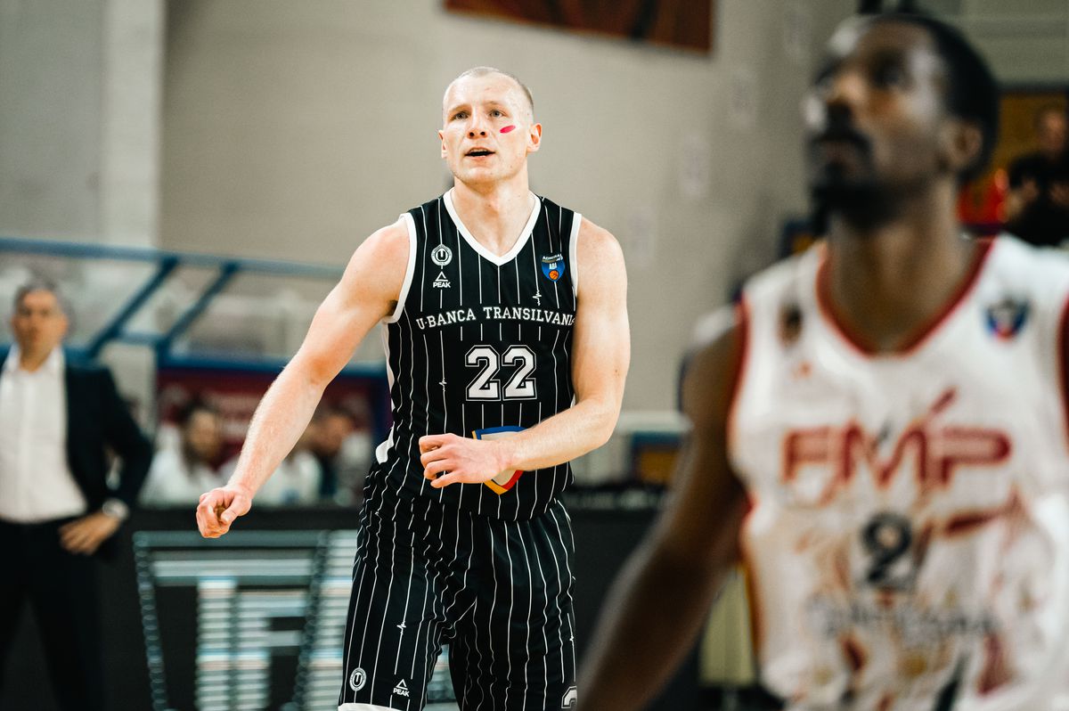 În victoria cu FMP Belgrad, jucătorii lui U-BT Cluj-Napoca au purtat dungi de ruj sub ochi » Care este explicația