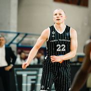 Jucătorii lui U-BT Cluj-Napoca, cu o dungă de ruj sub ochi, în duelul cu FMP Belgrad/Foto: Dragana Stjepanovic (aba-liga.com)