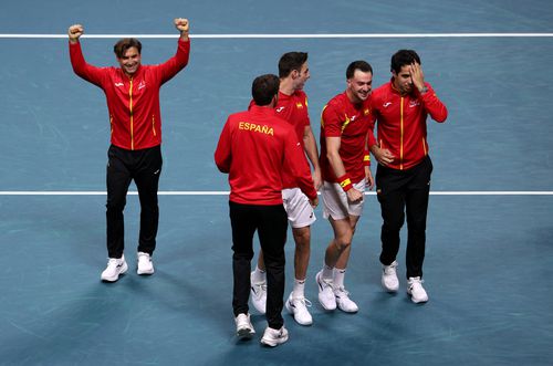 Echipa Spaniei sărbătorind victoria FOTO Iamgo Images