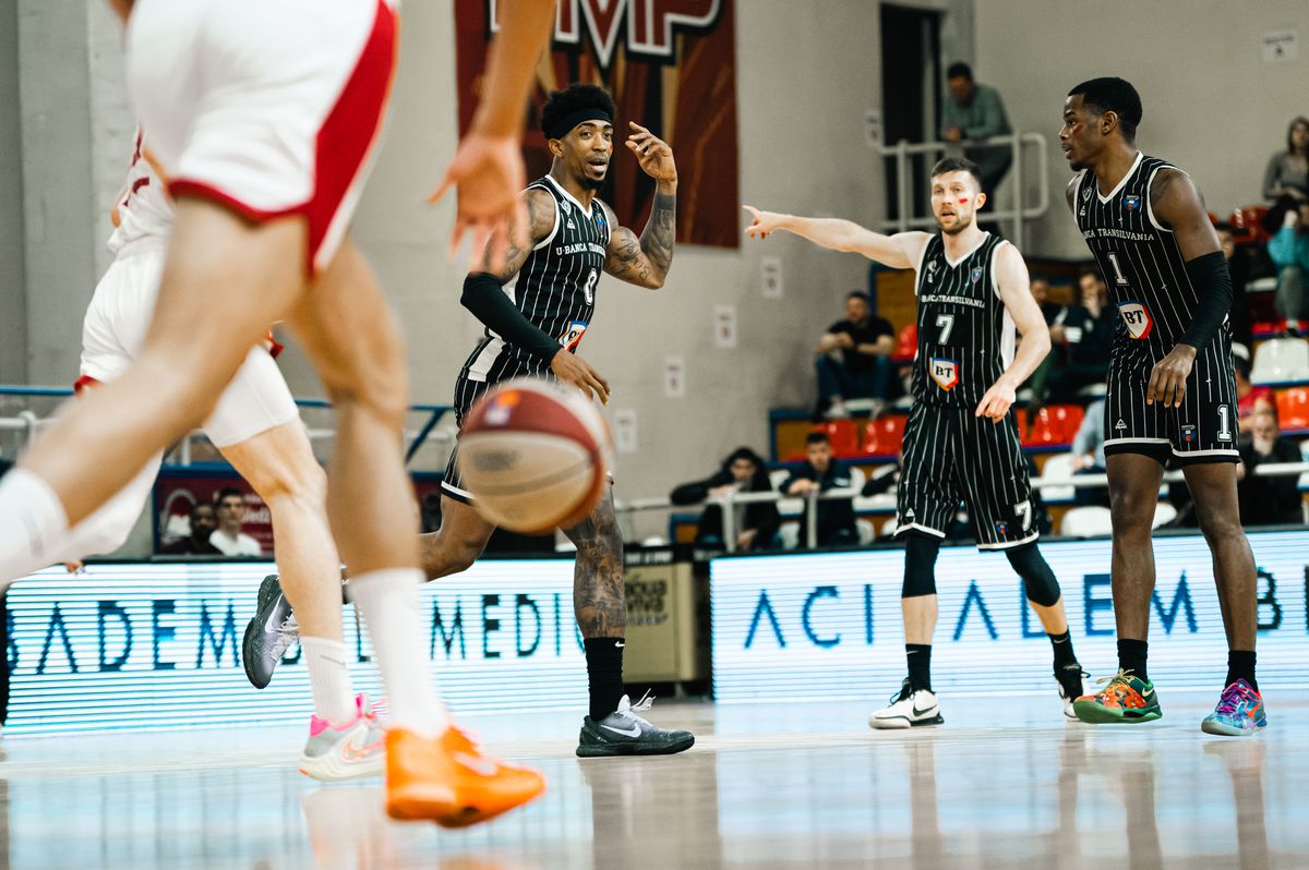 În victoria cu FMP Belgrad, jucătorii lui U-BT Cluj-Napoca au purtat dungi de ruj sub ochi » Care este explicația