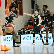 Jucătorii lui U-BT Cluj-Napoca, cu o dungă de ruj sub ochi, în duelul cu FMP Belgrad/Foto: Dragana Stjepanovic (aba-liga.com)