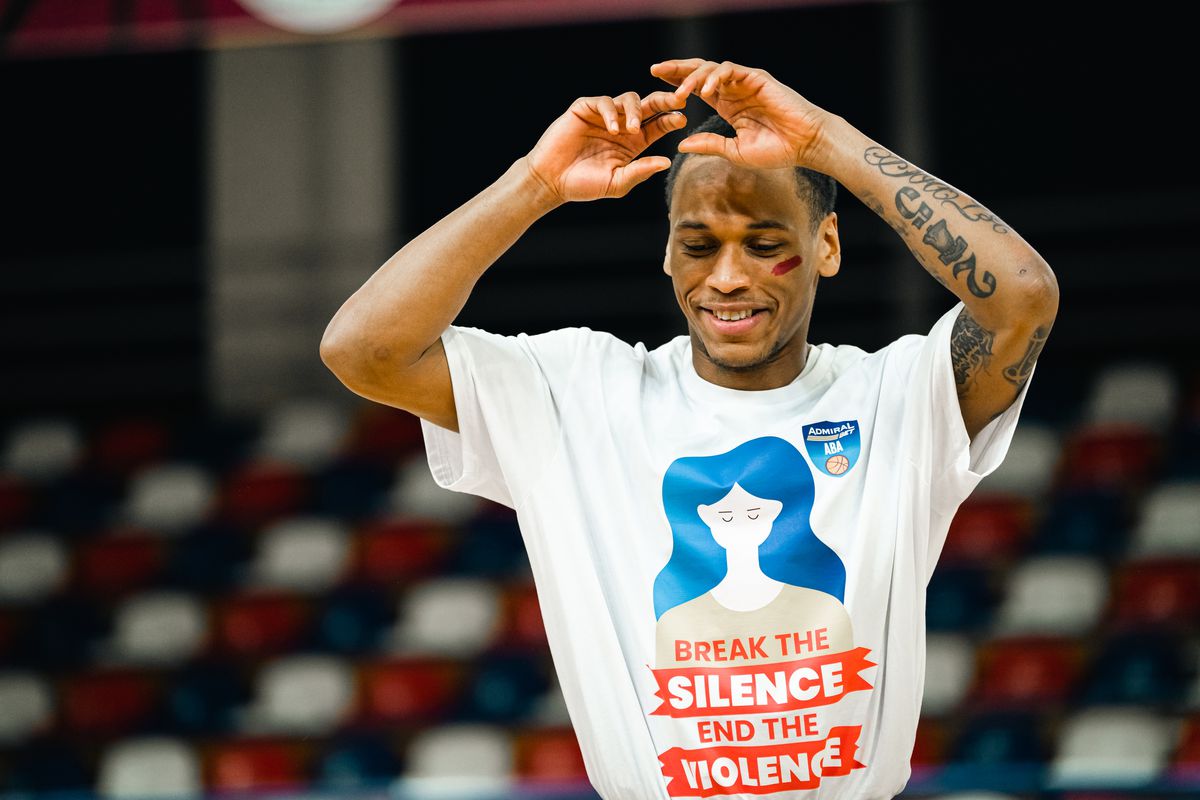 În victoria cu FMP Belgrad, jucătorii lui U-BT Cluj-Napoca au purtat dungi de ruj sub ochi » Care este explicația