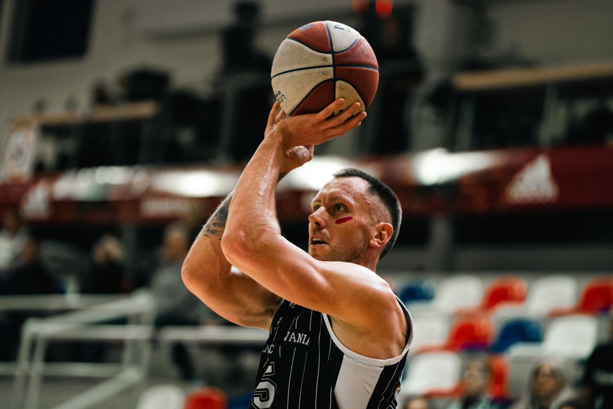 În victoria cu FMP Belgrad, jucătorii lui U-BT Cluj-Napoca au purtat dungi de ruj sub ochi » Care este explicația