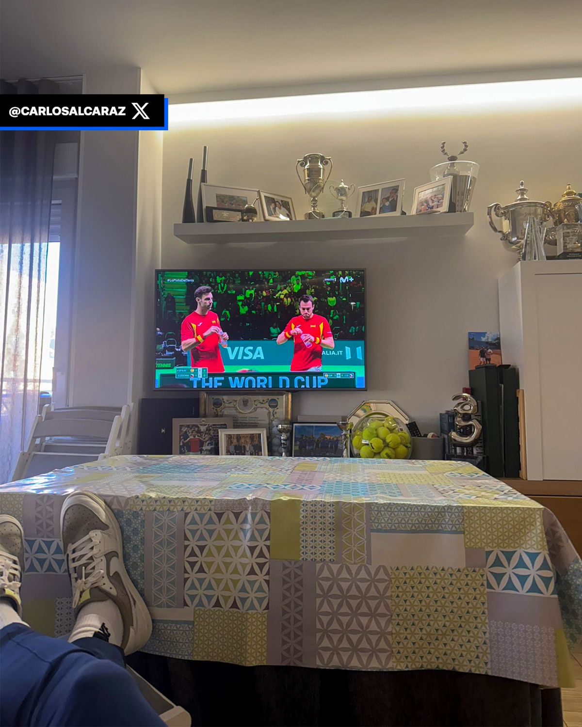 Detaliul din living prin care și-a lăsat mască fanii: „Să ai 50 de milioane în bancă, dar sufrageria ta să arate precum cea din casa bunicilor”