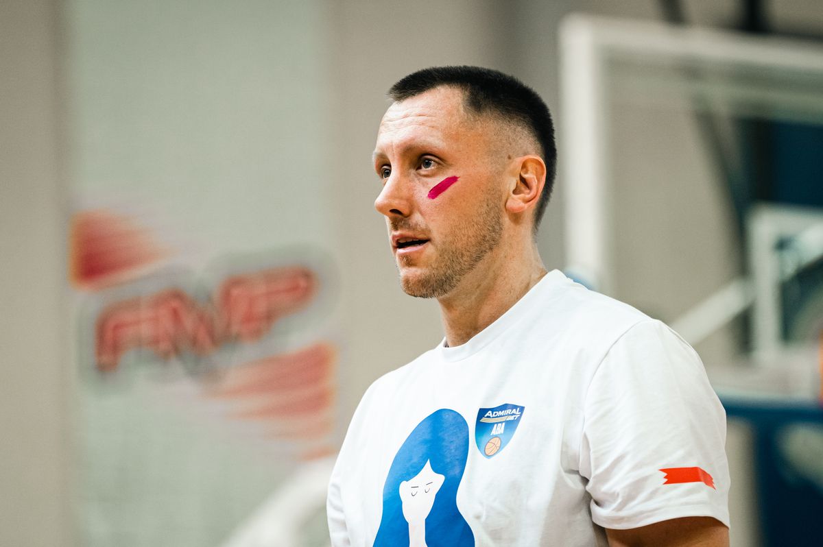 În victoria cu FMP Belgrad, jucătorii lui U-BT Cluj-Napoca au purtat dungi de ruj sub ochi » Care este explicația