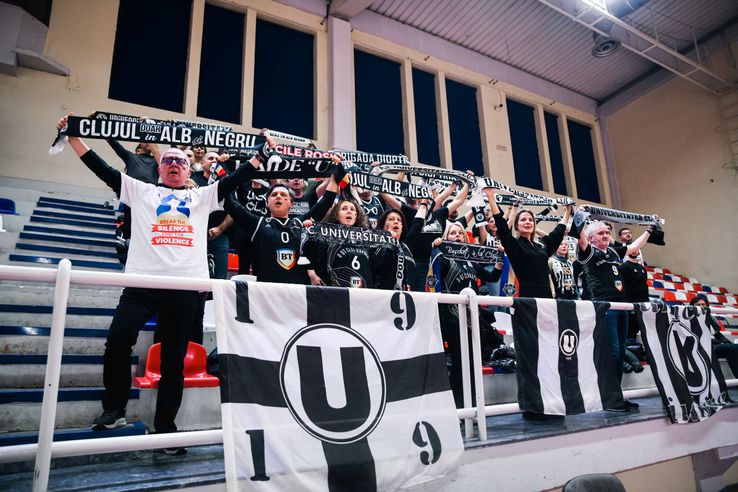 Jucătorii lui U-BT Cluj-Napoca, cu o dungă de ruj sub ochi, în duelul cu FMP Belgrad/Foto: Dragana Stjepanovic (aba-liga.com)