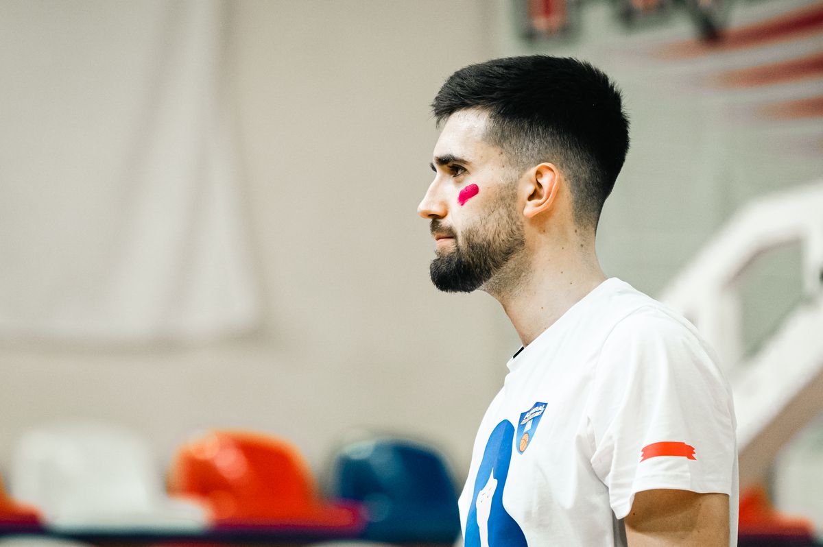 În victoria cu FMP Belgrad, jucătorii lui U-BT Cluj-Napoca au purtat dungi de ruj sub ochi » Care este explicația