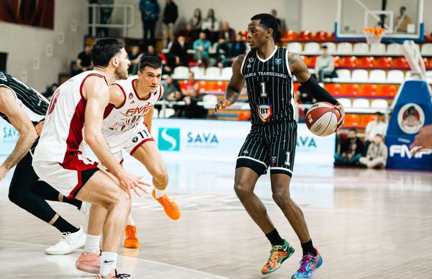 În victoria cu FMP Belgrad, jucătorii lui U-BT Cluj-Napoca au purtat dungi de ruj sub ochi » Care este explicația