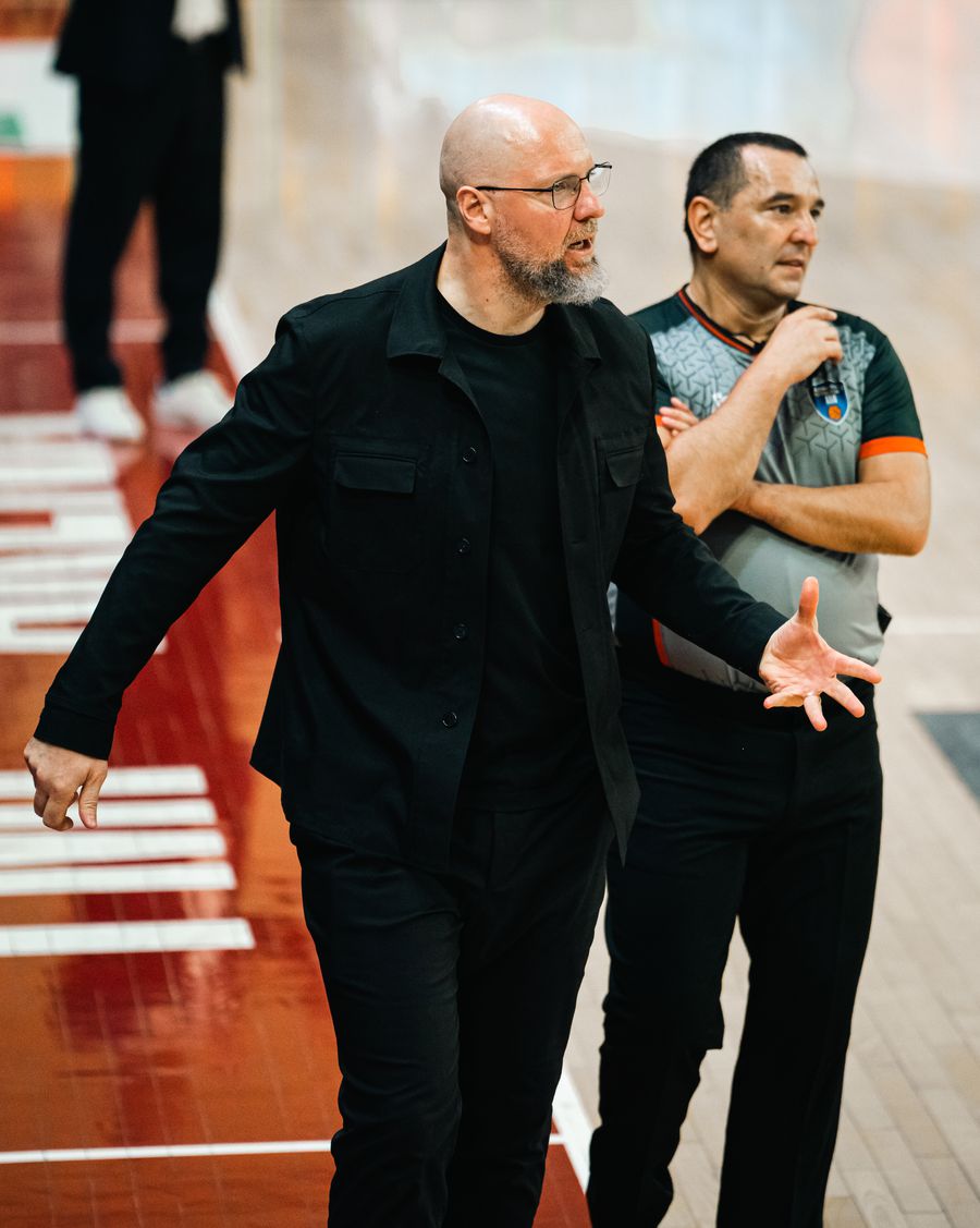 În victoria cu FMP Belgrad, jucătorii lui U-BT Cluj-Napoca au purtat dungi de ruj sub ochi » Care este explicația