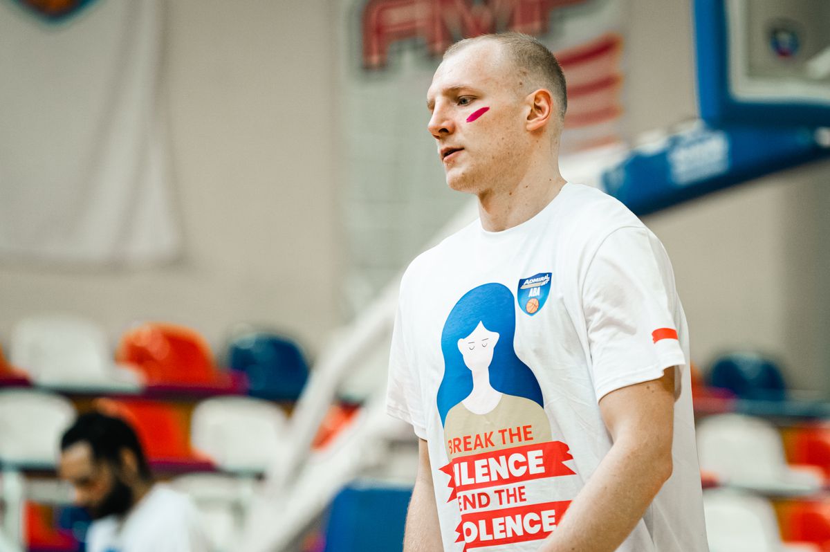 În victoria cu FMP Belgrad, jucătorii lui U-BT Cluj-Napoca au purtat dungi de ruj sub ochi » Care este explicația