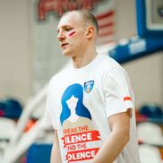 Jucătorii lui U-BT Cluj-Napoca, cu o dungă de ruj sub ochi, în duelul cu FMP Belgrad/Foto: Dragana Stjepanovic (aba-liga.com)