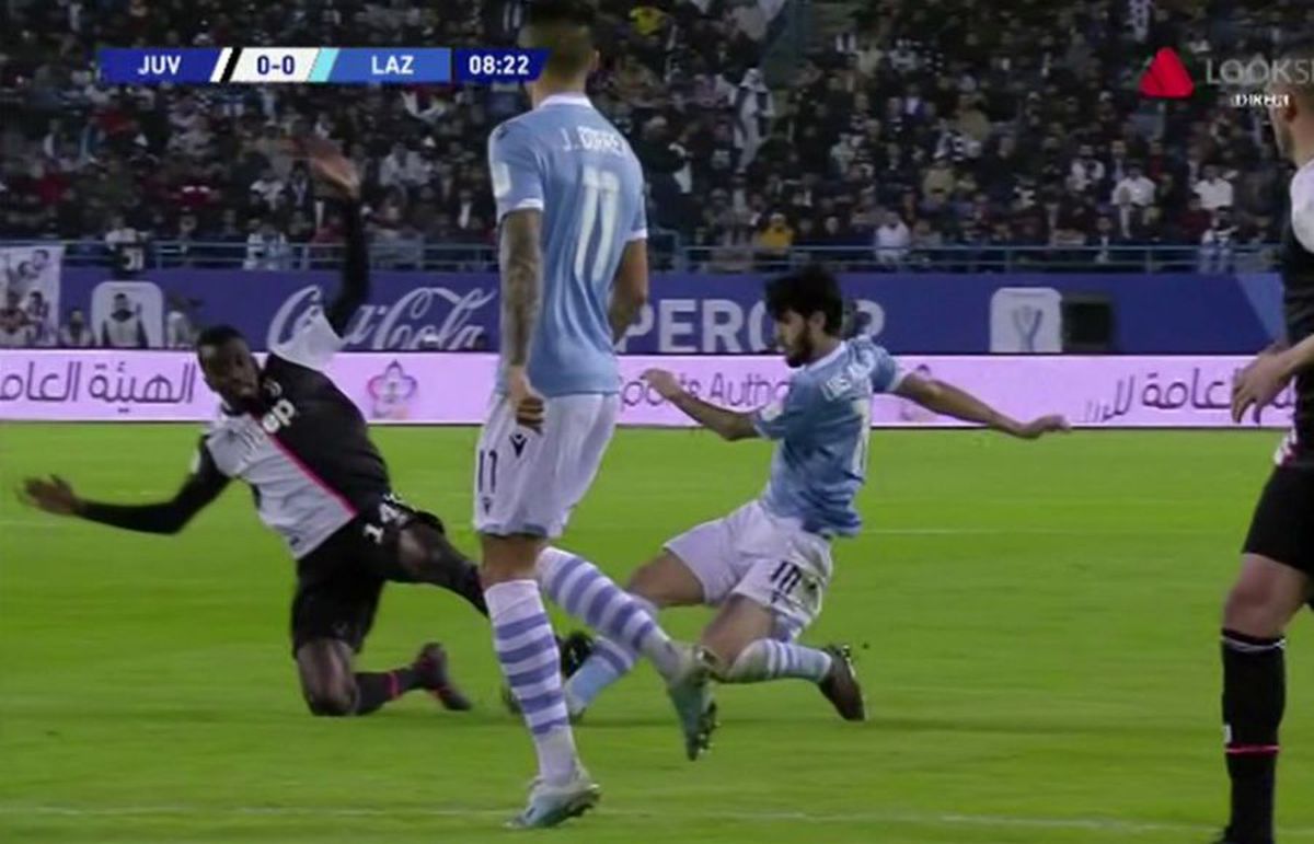 FOTO Intrare horror în Juventus - Lazio! Putea să îi rupă piciorul, dar arbitrul nu a dat nici măcar fault