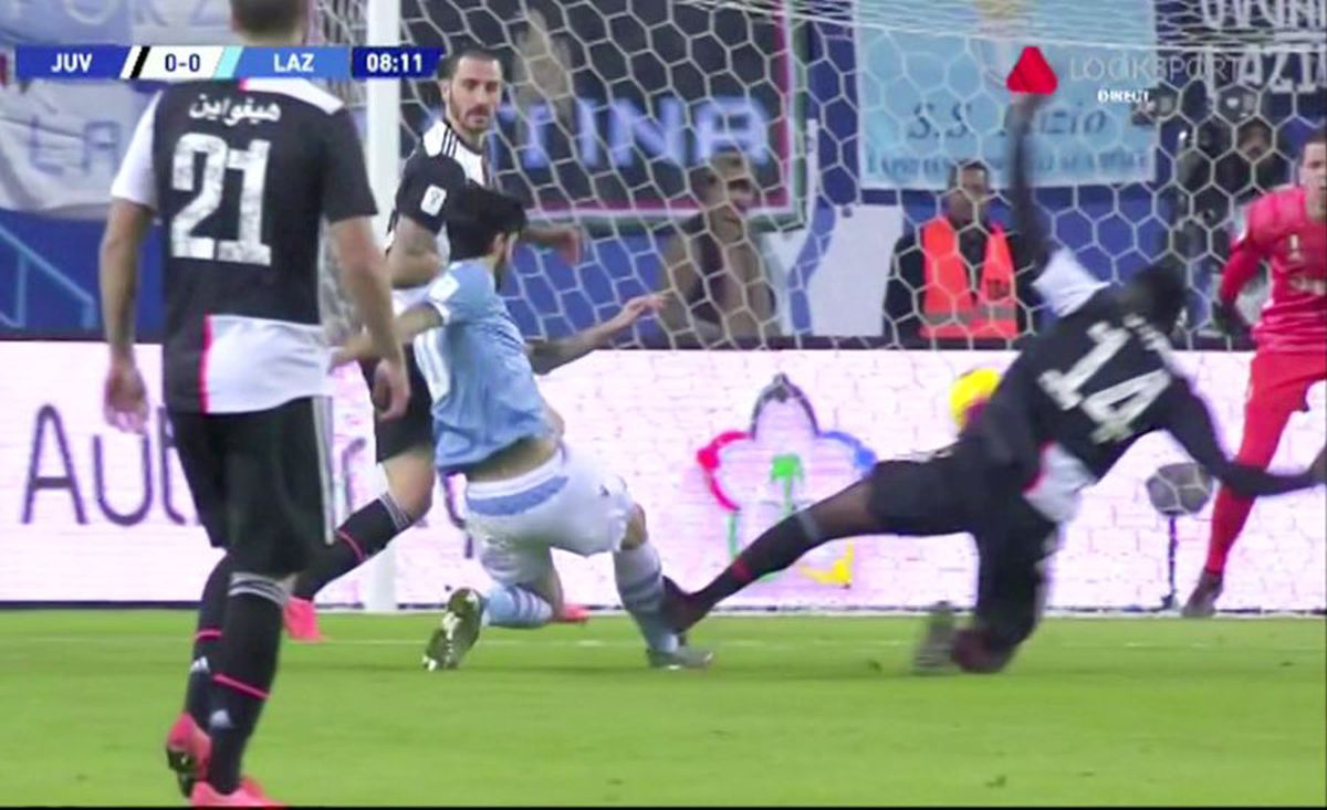 FOTO Intrare horror în Juventus - Lazio! Putea să îi rupă piciorul, dar arbitrul nu a dat nici măcar fault