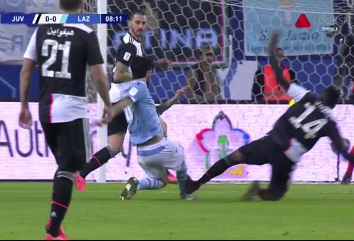 FOTO Intrare horror în Juventus - Lazio! Putea să îi rupă piciorul, dar arbitrul nu a dat nici măcar fault
