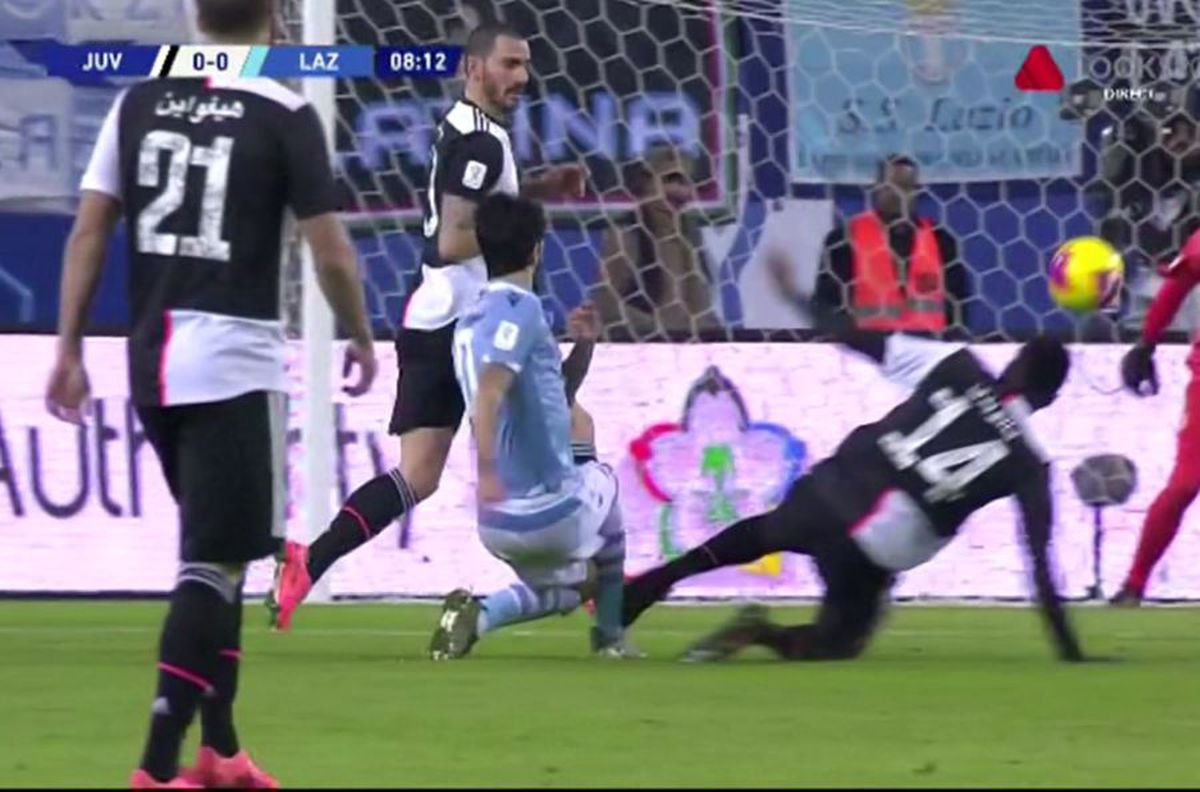 FOTO Intrare horror în Juventus - Lazio! Putea să îi rupă piciorul, dar arbitrul nu a dat nici măcar fault