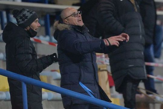 Valentin Crețu (31 de ani), fundașul dreapta de la FCSB, a continuat schimbul de replici de la distanță cu Leo Grozavu (53), antrenorul lui Sepsi, și după finalul partidei de la Mogoșoaia, încheiată cu scorul de 1-1.