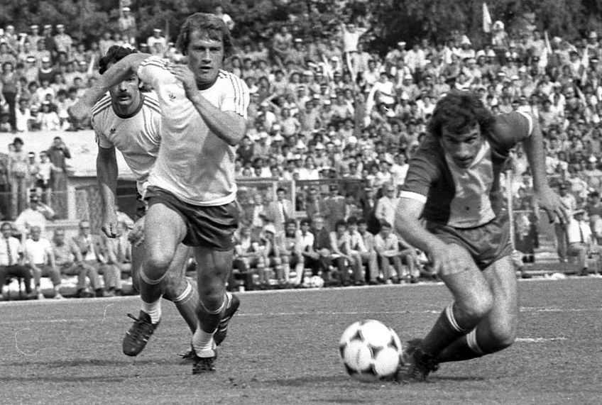 Donose îl driblează pe Augustin, într-un Dinamo - Craiova din '82