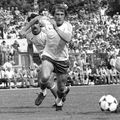 Donose îl driblează pe Augustin, într-un Dinamo - Craiova din '82