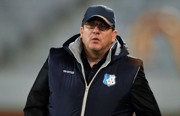 VIDEO Să râdem cu Cristi Pustai » Amintirile amuzante ale unui fost elev: „A vrut să dea cu piciorul în el, dar mai mult l-a mângâiat”