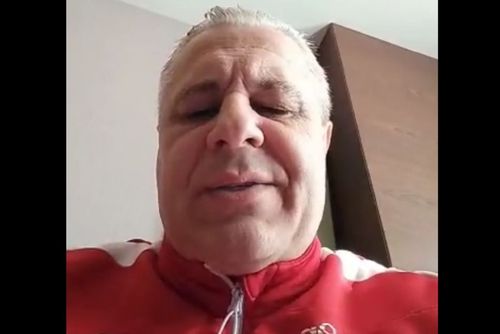 Marius Șumudică, 50 de ani, antrenorul celor de la Yeni Malatyaspor, are de ieri cont de Twitter. Penultimul în Turcia, românul a negat informația potrivit căreia ar fi contestat de fani și le-a transmis un mesaj video suporterilor.