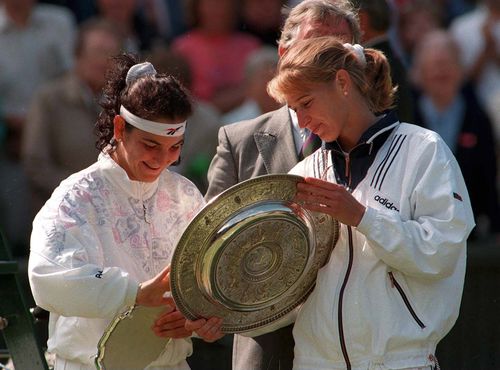 Arantxa Sanchez Vicario (stânga), alături de Steffi Graf, după finala Wimbledon 1996 // FOTO: Guliver/GettyImages