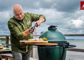 Grătarele continuă să sfârâie și iarna sub capacul ceramic al cuptoarelor Big Green Egg