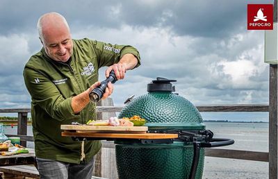 Grătarele continuă să sfârâie și iarna sub capacul ceramic al cuptoarelor Big Green Egg