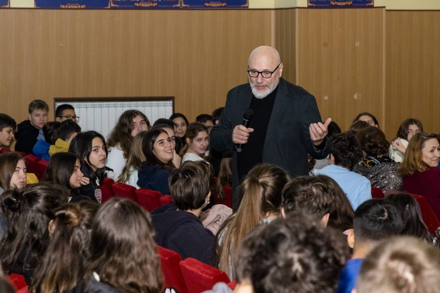 Pariem pe educație! Adolescenții, îndemnați de Asociația Joc Responsabil la un stil de viață sănătos: „Construiți ceva benefic societății și distrați-vă responsabil!”