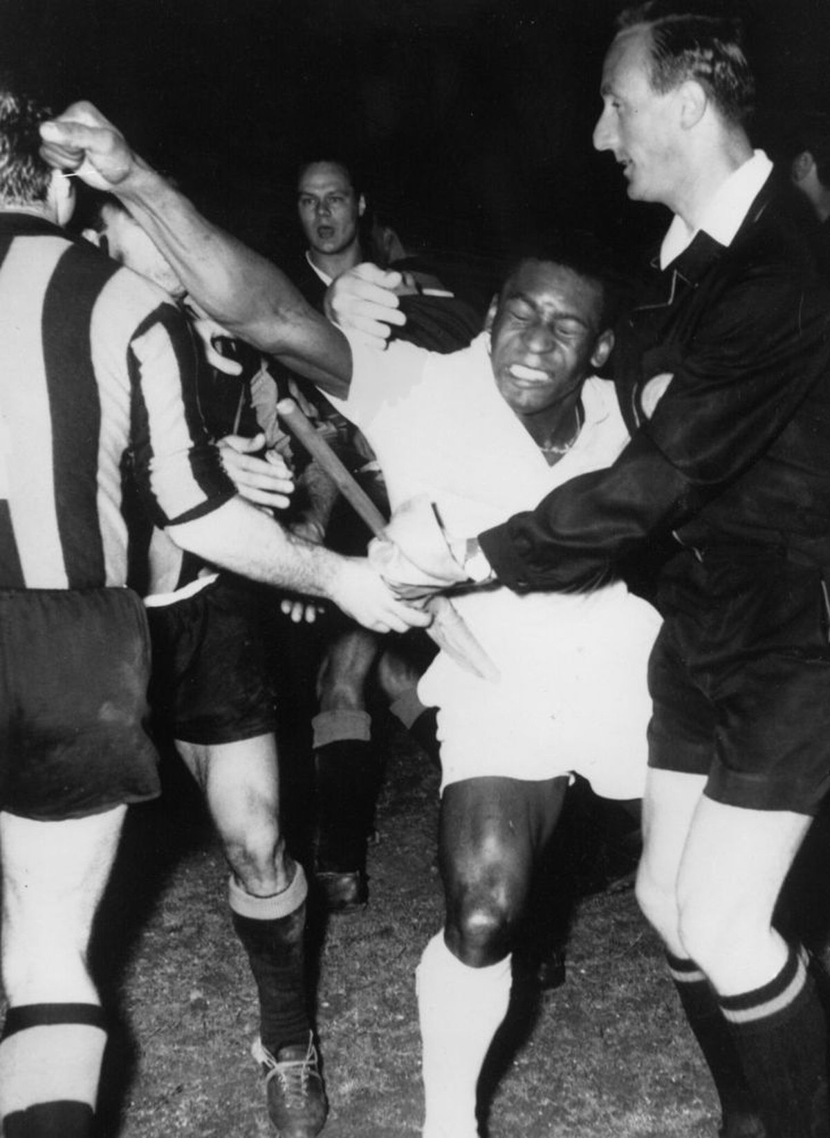 Marele Pelé a numit un român drept cel mai tare adversar de la CM 1970: „Intram kamikaze la fiecare duel! M-a scuipat pe teren”