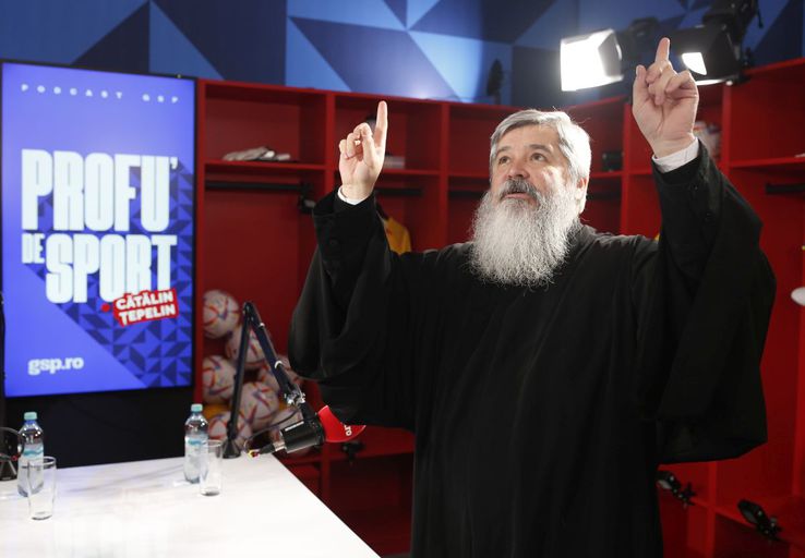 Părintele Vasile Ioana, în vestiarul cu povești al Gazetei Sporturilor / FOTO: Cristi Preda (GSP)