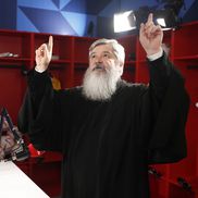 Părintele Vasile Ioana, în vestiarul cu povești al Gazetei Sporturilor / FOTO: Cristi Preda (GSP)