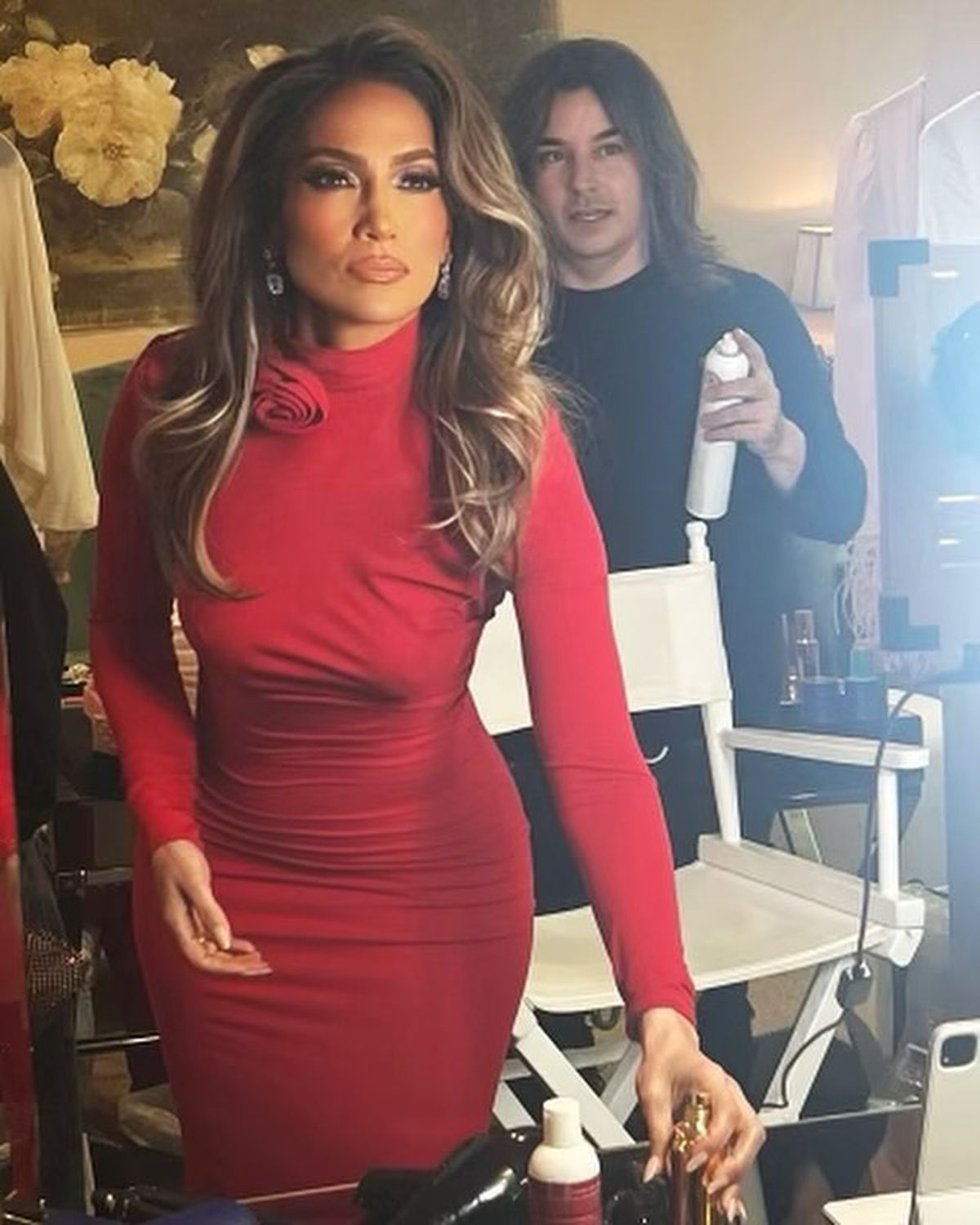 Jennifer Lopez, în rochia roșie purtată de Iga Swiatek » Imaginea a devenit virală după ce fanii au sesizat ce ajustări a făcut J. LO