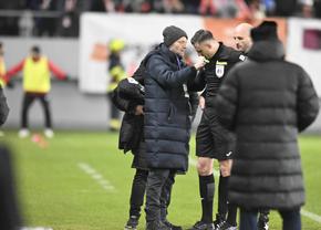 Reluarea meciului Dinamo - Voluntari, amânată mai bine de 5 minute » Motivul i-a înfuriat pe suporteri