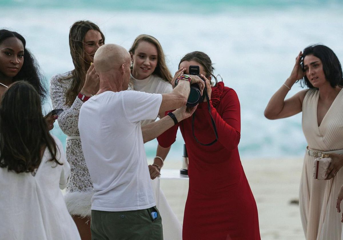 Jennifer Lopez, în rochia roșie purtată de Iga Swiatek » Imaginea a devenit virală după ce fanii au sesizat ce ajustări a făcut J. LO