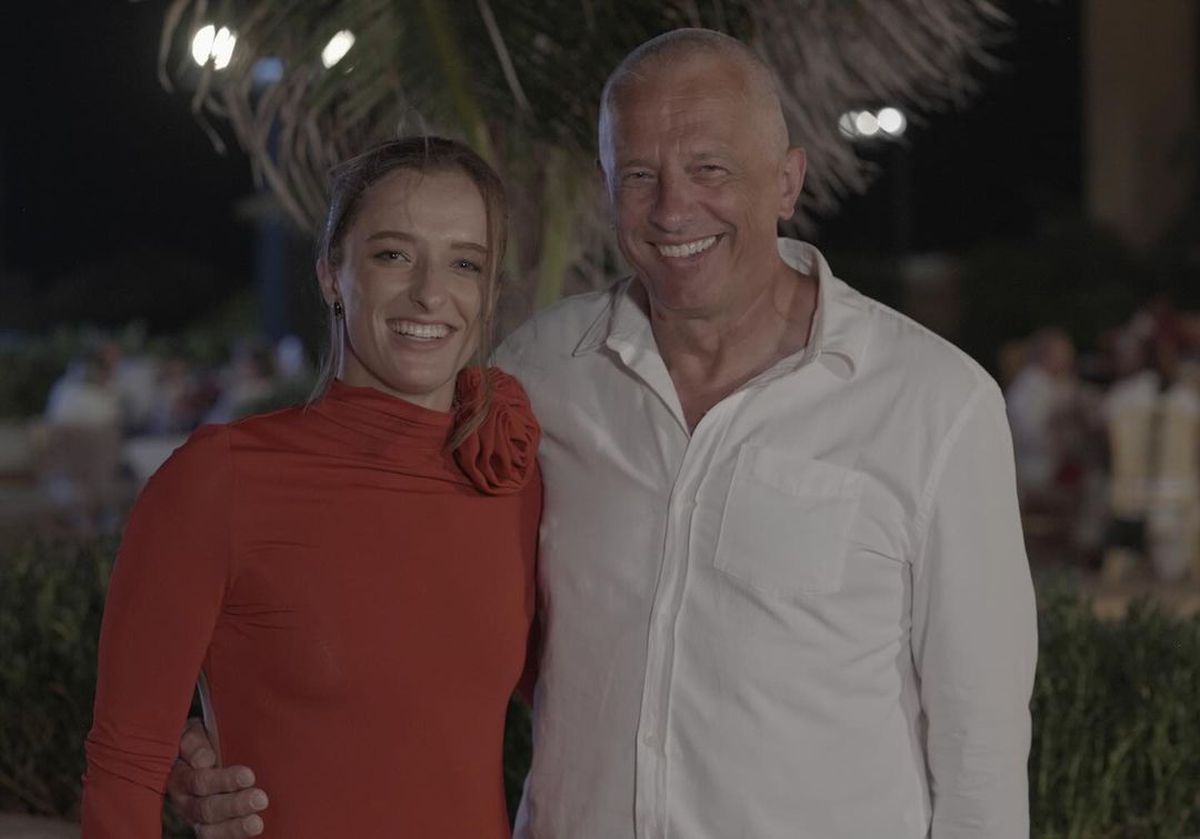 Jennifer Lopez, în rochia roșie purtată de Iga Swiatek » Imaginea a devenit virală după ce fanii au sesizat ce ajustări a făcut J. LO