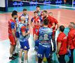 Voleibaliștii de la Arcada și antrenorul Sergiu Stancu la timeout Foto CEV