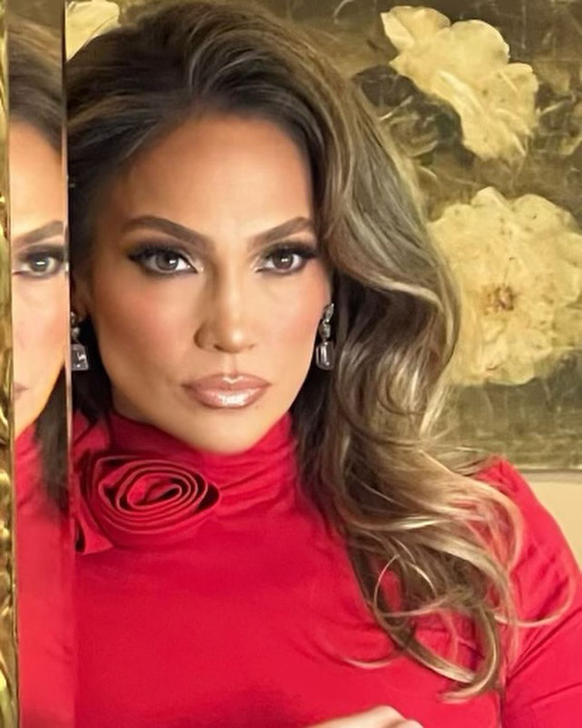 Jennifer Lopez, în rochia roșie purtată de Iga Swiatek » Imaginea a devenit virală după ce fanii au sesizat ce ajustări a făcut J. LO