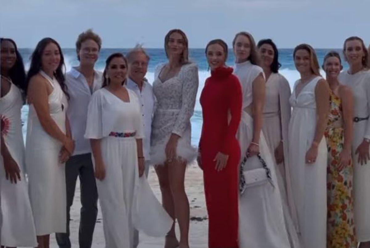 Jennifer Lopez, în rochia roșie purtată de Iga Swiatek » Imaginea a devenit virală după ce fanii au sesizat ce ajustări a făcut J. LO